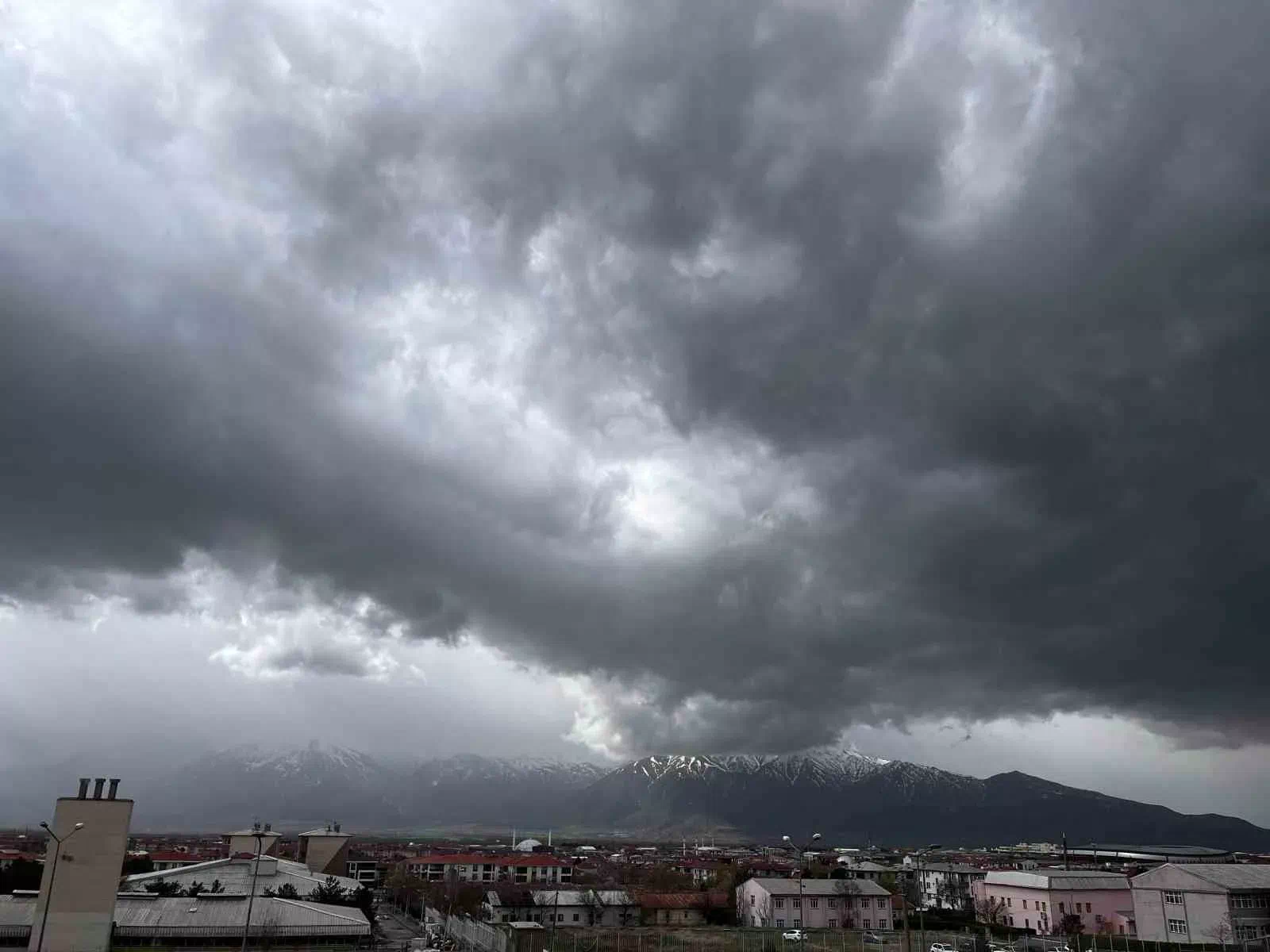 Erzincan’da Sağanak Yağışla Birlikte Yüksek Kesimlerde Kar Yağışı Bekleniyor.
