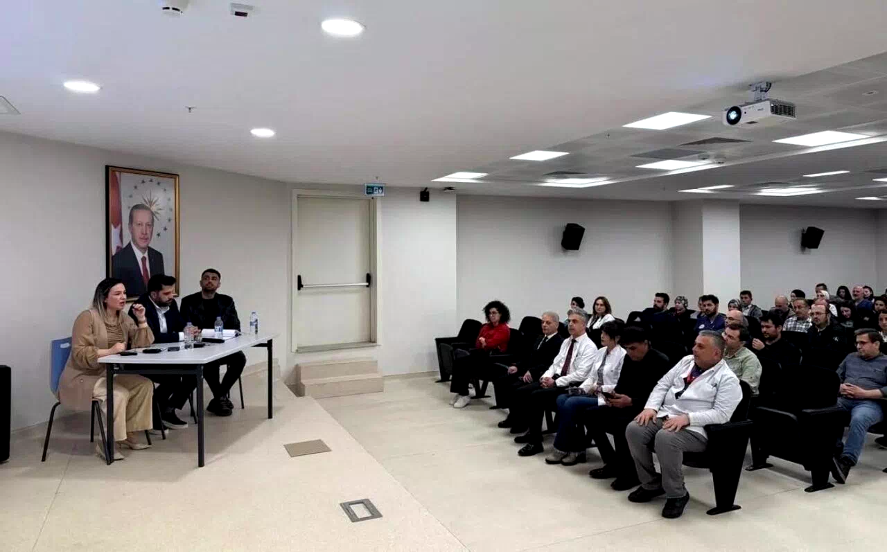 Erzincan’da sağlık personeline “Mesleki Sorumluluk Kurulu” eğitimi verildi