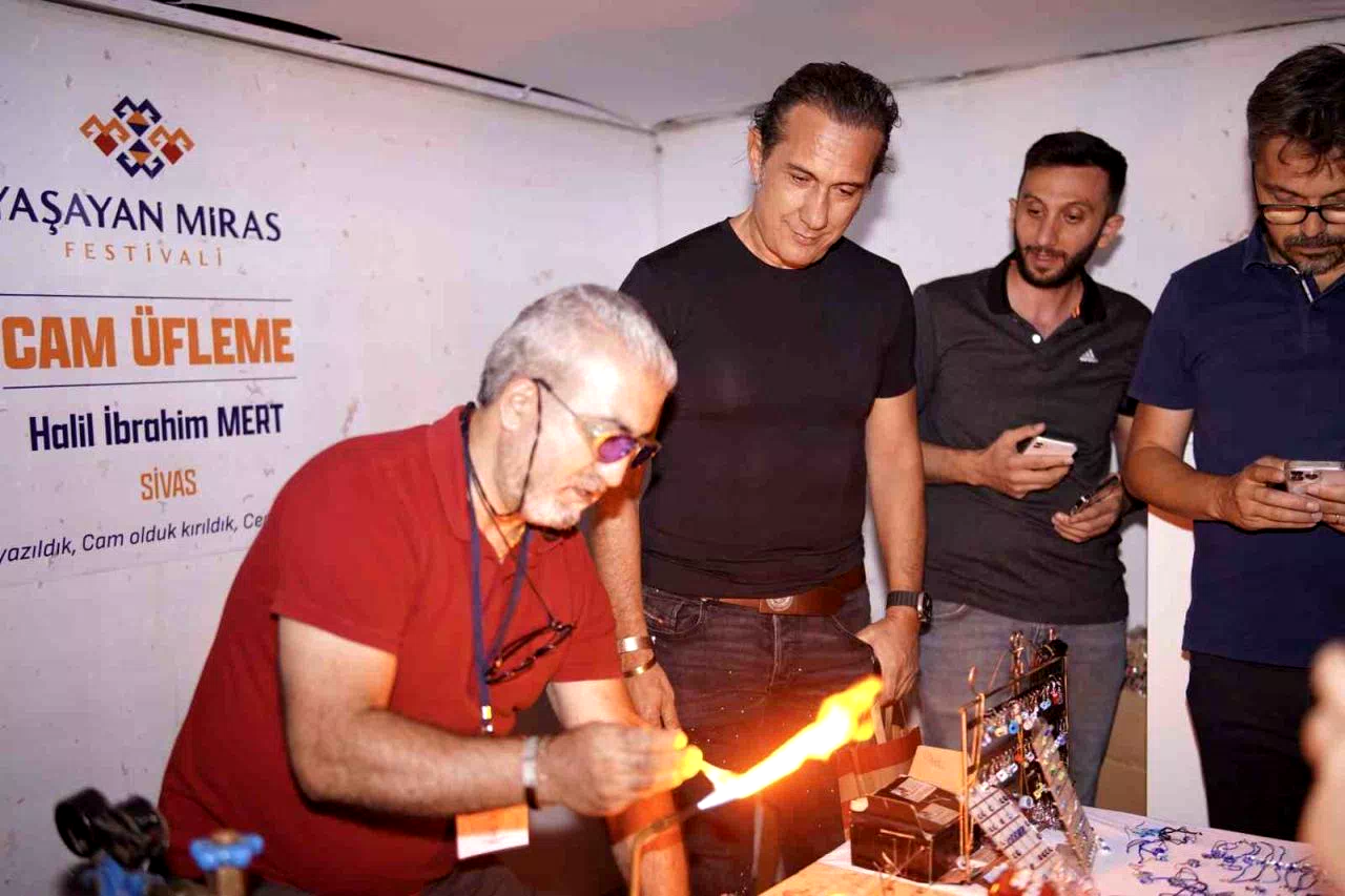 Erzincan’da sahne alan Kıraç, konser öncesi Somut Olmayan Kültürel Miras Taşıyıcılarıyla buluştu