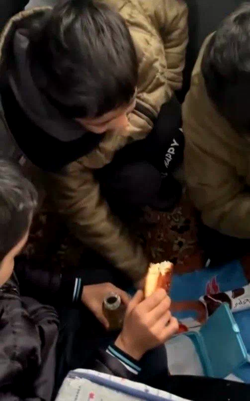 Erzincan’da servis kara saplandı, acıkan minik öğrenciler beslenme çantalarına sarıldı
