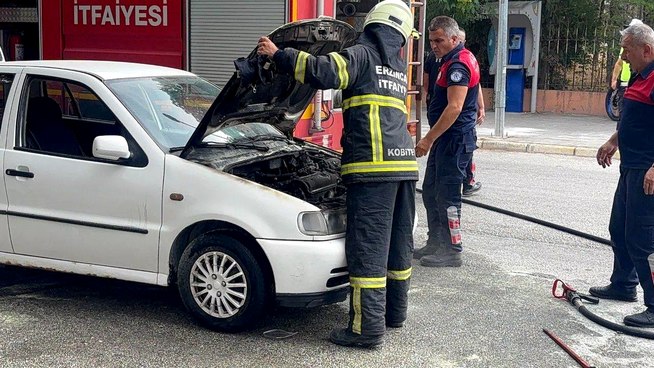 Erzincan’da seyir halindeki araç yandı