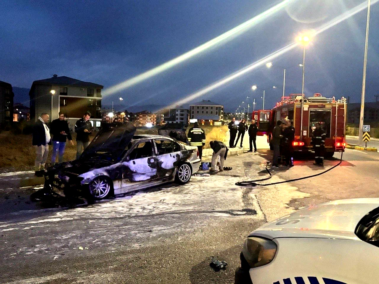 Erzincan’da seyir halindeki otomobil alev aldı: 2 kişi son anda kurtuldu