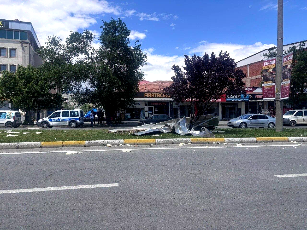 Erzincan’da şiddetli rüzgardan ağaçlar devrildi, çatılar uçtu