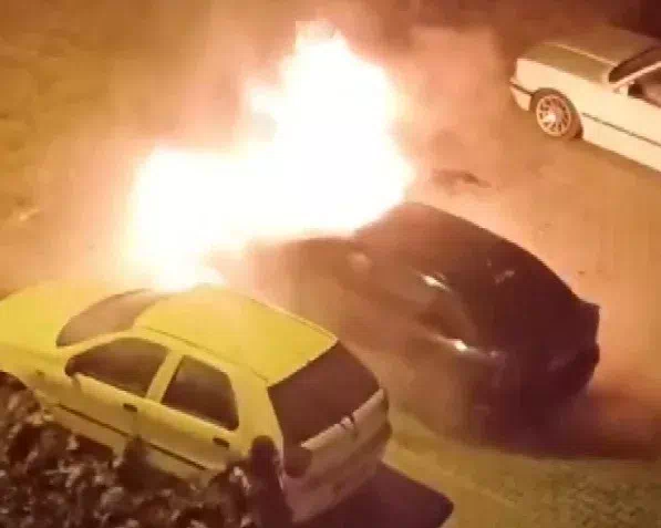 Erzincan’da site içerisinde park halindeki aracın ön kısmı alev alev yandı.