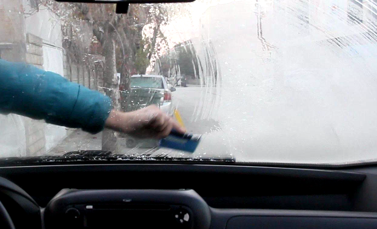 Erzincan’da soğuk hava etkili oldu: Araç camları buz tuttu