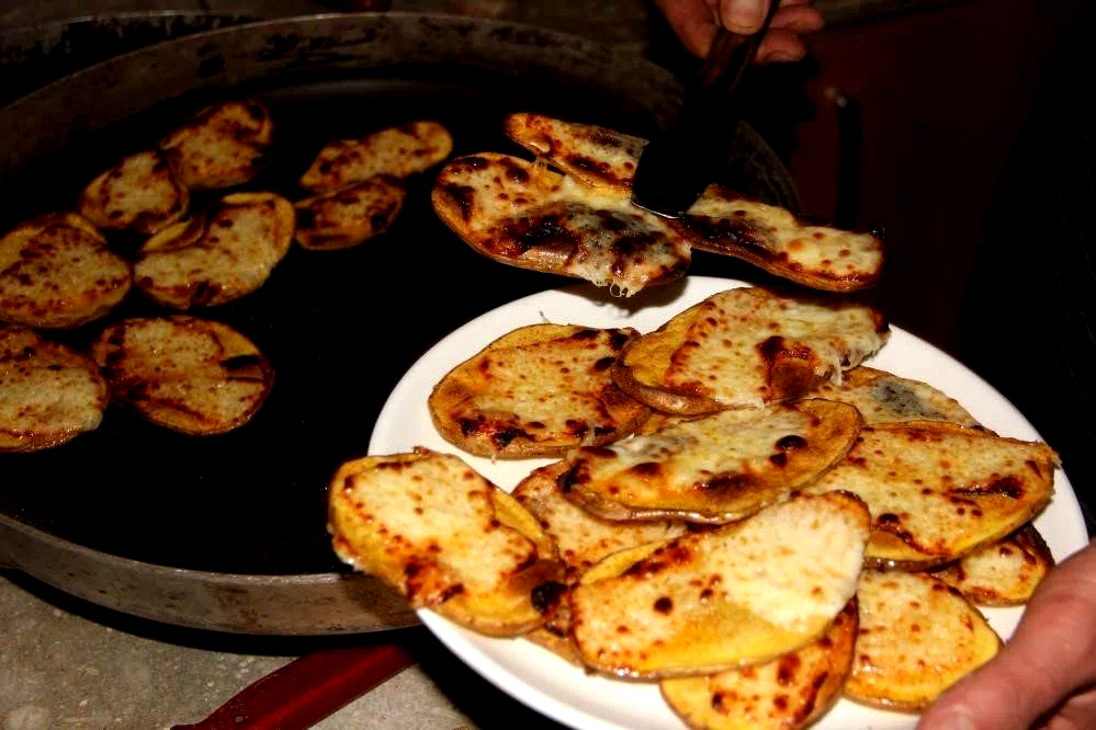 Erzincan’da soğuk kış gecelerinin sıcak lezzeti kaşarlı patates