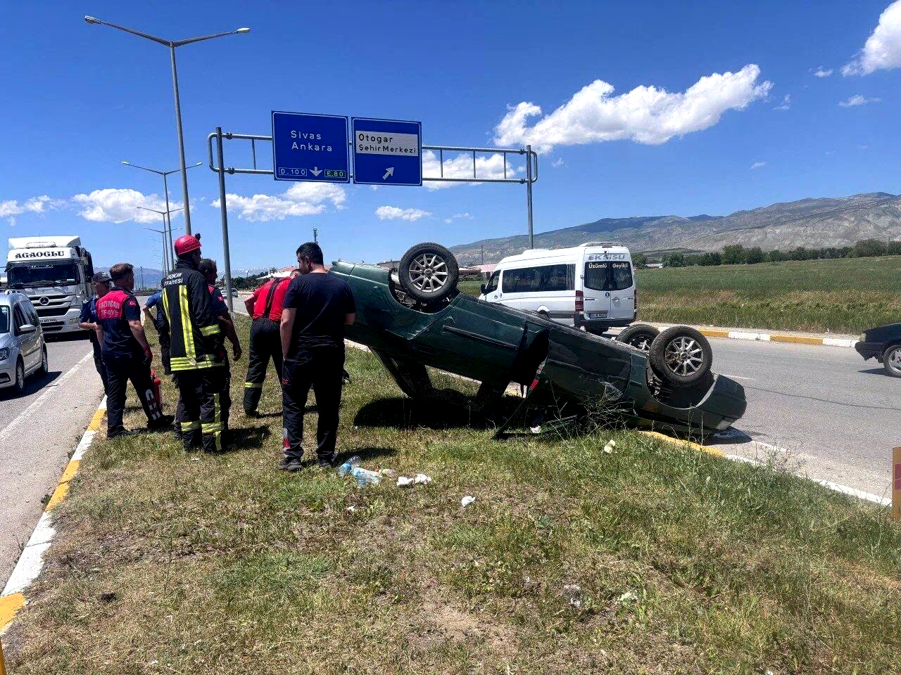 Erzincan’da takla atan otomobilde 2 kişi yaralandı