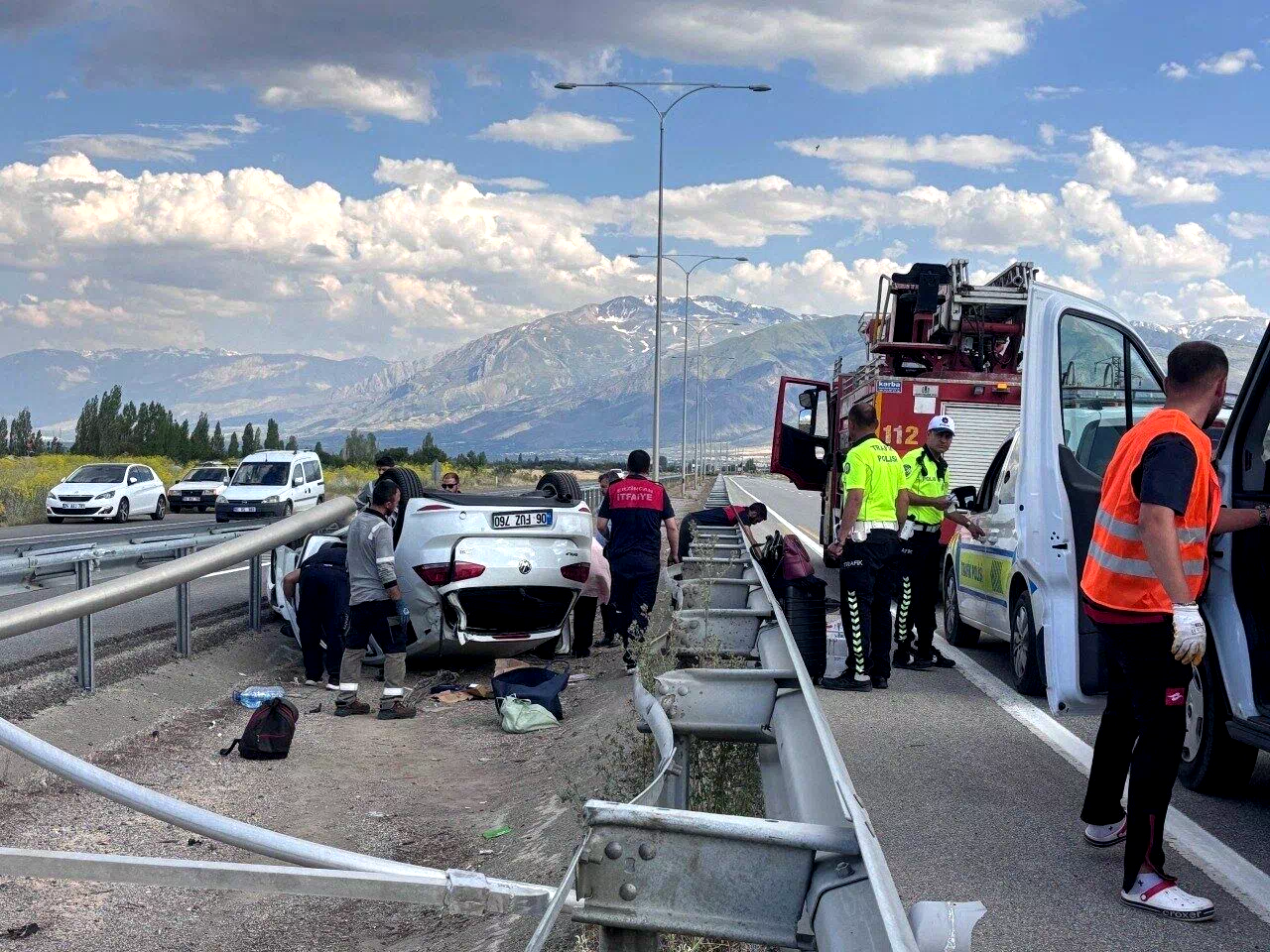 Erzincan’da ters dönen otomobilin sürücüsü kazayı yara almadan atlattı
