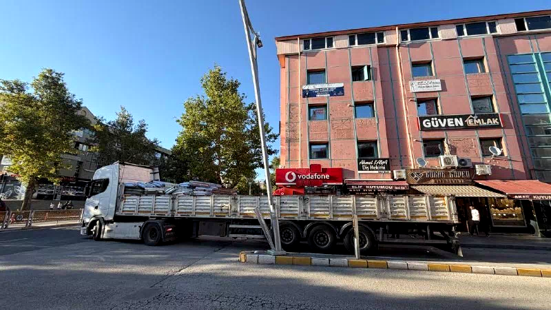 Erzincan’da tırın dorsesi aydınlatma direğine çarptı