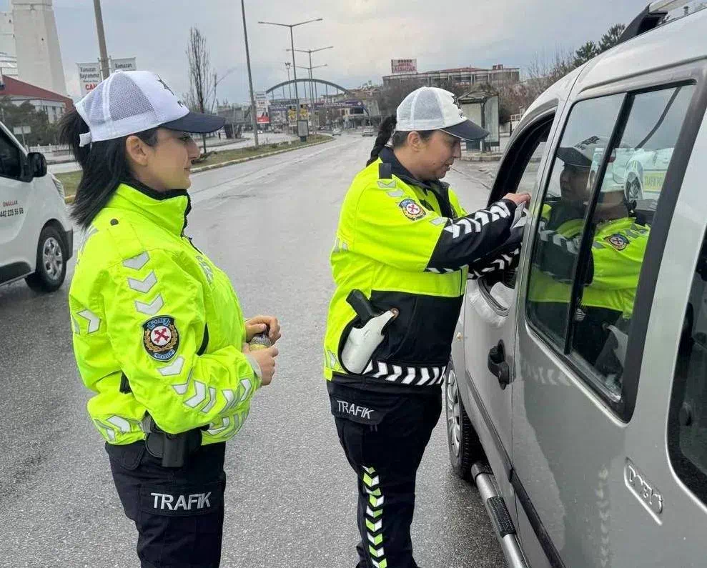 ERZİNCAN’DA TRAFİK EKİPLERİNDEN ANLAMLI BAYRAM SÜRPRİZİ!