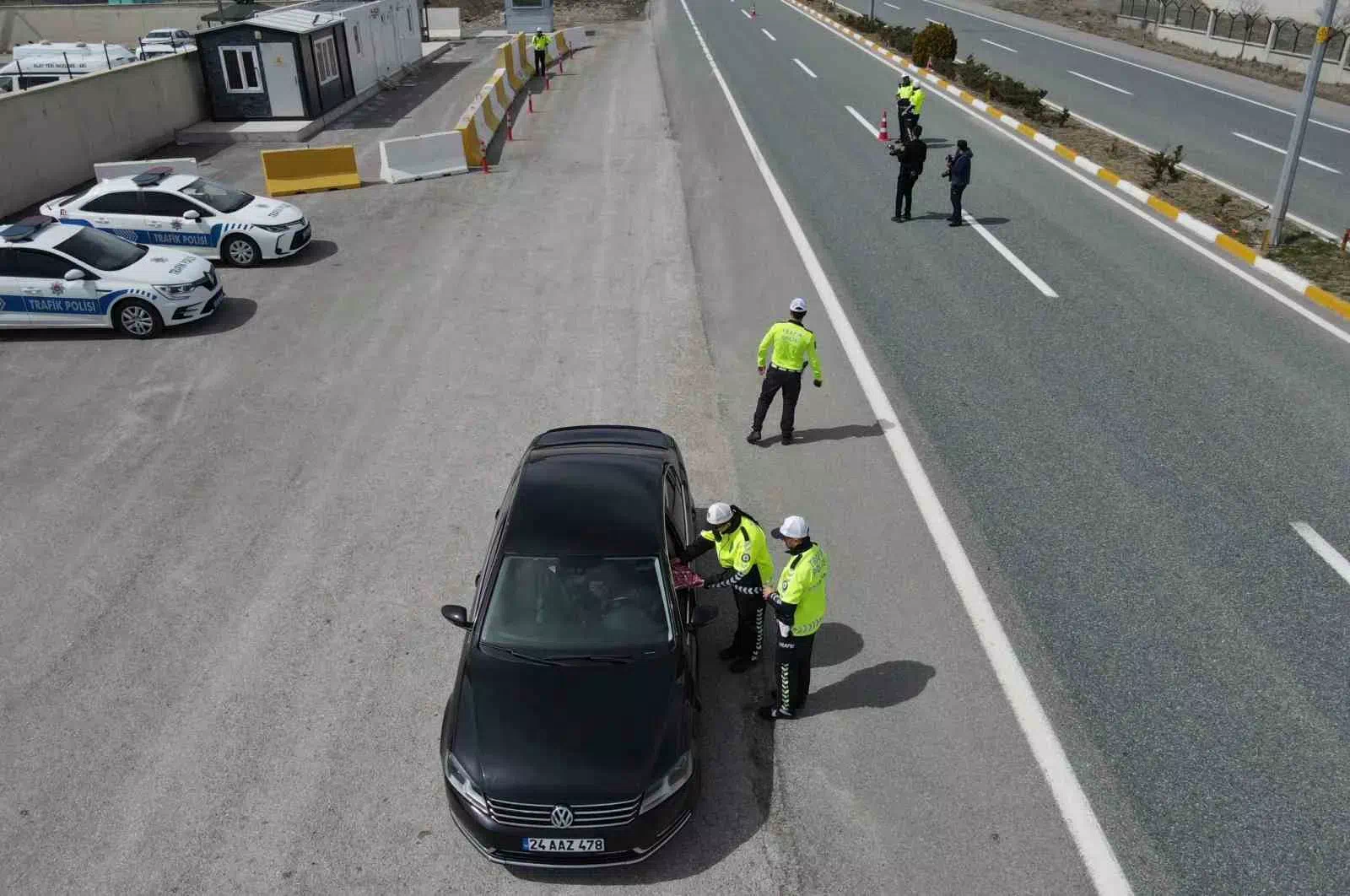 Erzincan’da trafik ekiplerinden sürücülere bayram hediyesi: Kolonya ve şeker! “Trafik ekipleri, sürücülere bayramda kolonya ve şeker ikram etti”