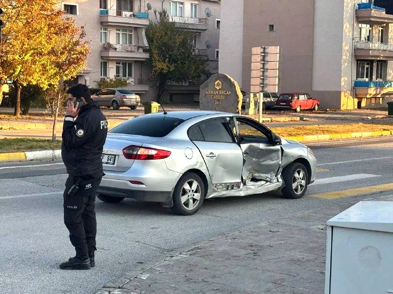 Erzincan’da trafik kazası: 2’i çocuk 4 yaralı