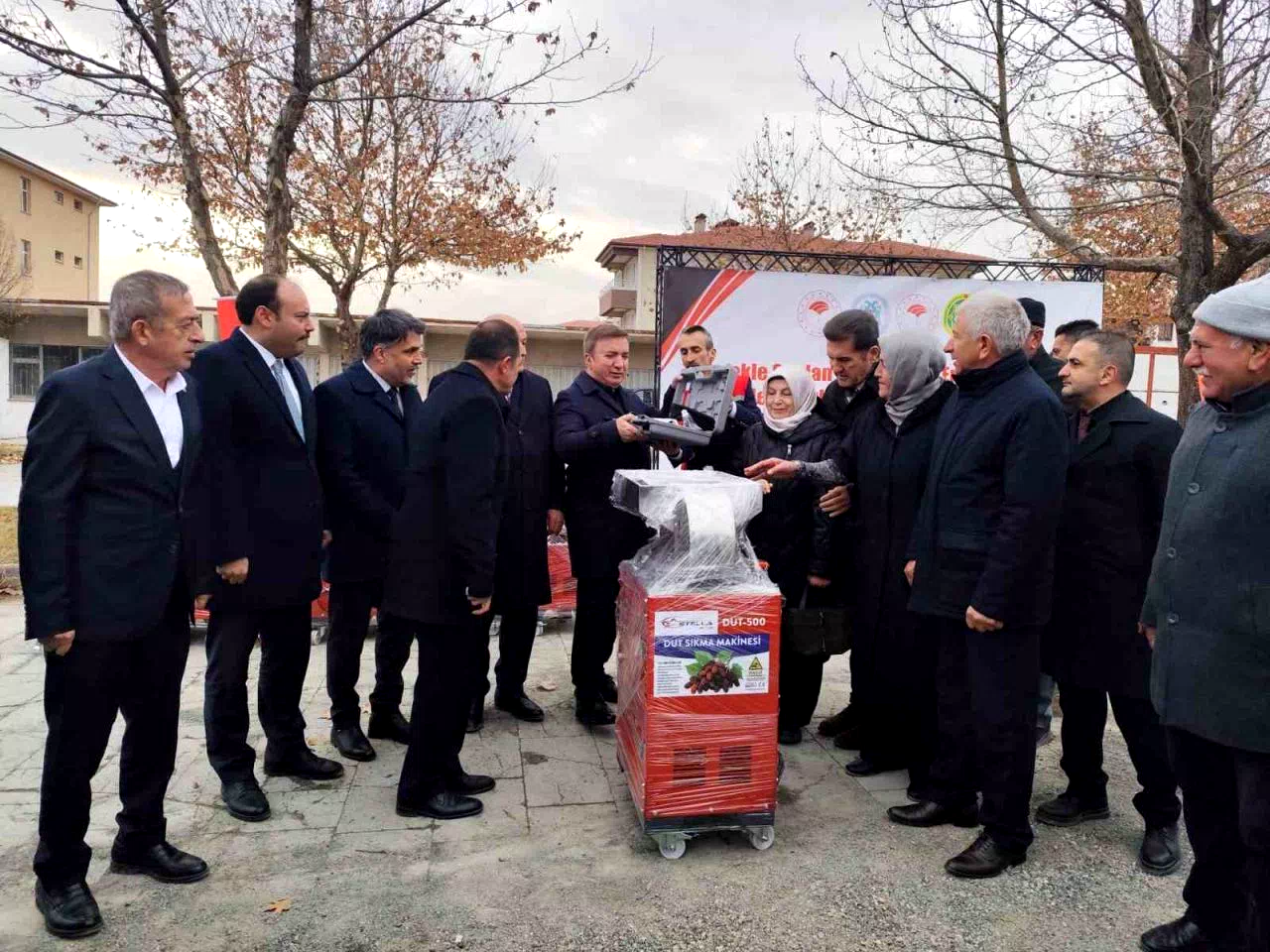 Erzincan’da üreticiye destek: Dut sıkma ve koyun kırkım makinası dağıtıldı