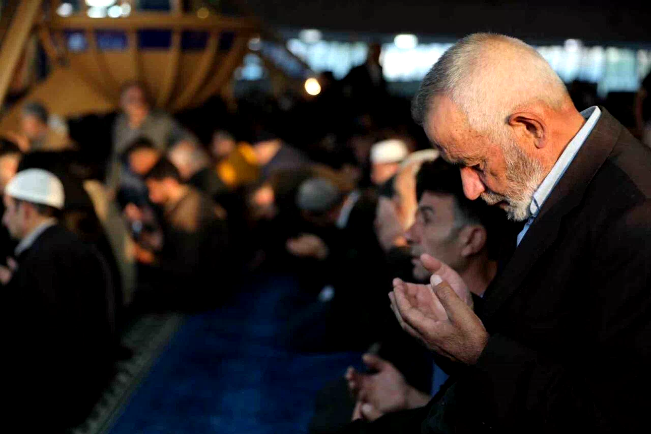 Erzincan’da vatandaşlar bayram namazı için camilere akın etti