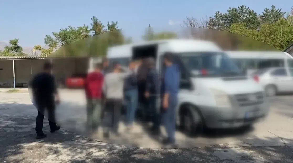 Erzincan’da Yakalanan 14 Kaçak Göçmen ve Bir Organizatör Tutuklandı.