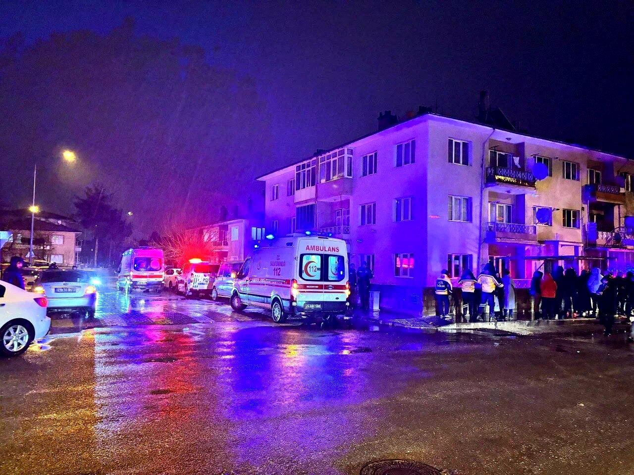 Erzincan’da yangın: 3’ü çocuk 8 kişi dumandan etkilendi