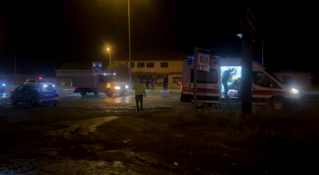 Erzincan’da yolcu otobüsü ile otomobil çarpıştı: 1 yaralı