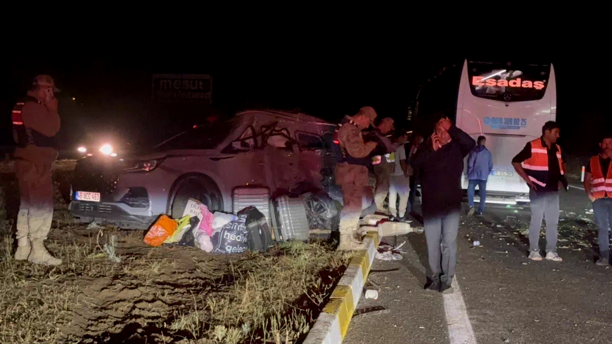 Erzincan’da yolcu otobüsü ile SUV tipi araç çarpıştı: 1’i ağır 7 yaralı