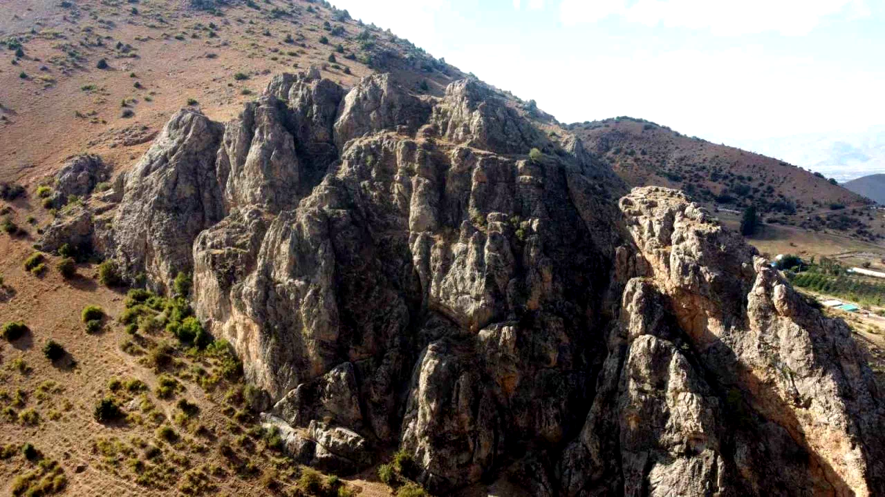 Erzincan’daki Kalecik Kalesinin tarihi Tunç Çağı’na dayanıyor