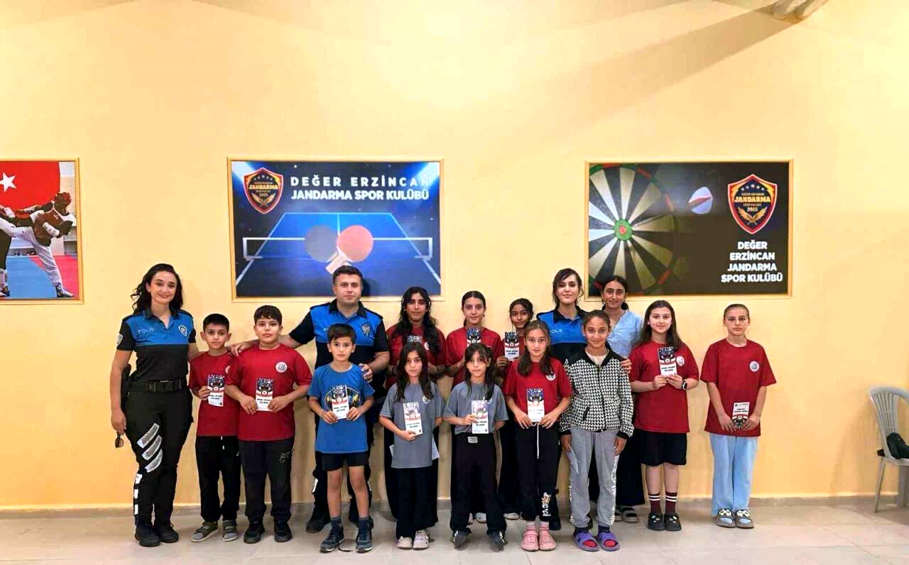 Erzincan emniyeti öğrencileri bilgilendirmeye devam ediyor