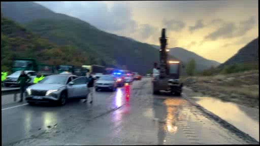 Erzincan-Erzurum kara yolu kontrollü olarak trafiğe açıldı