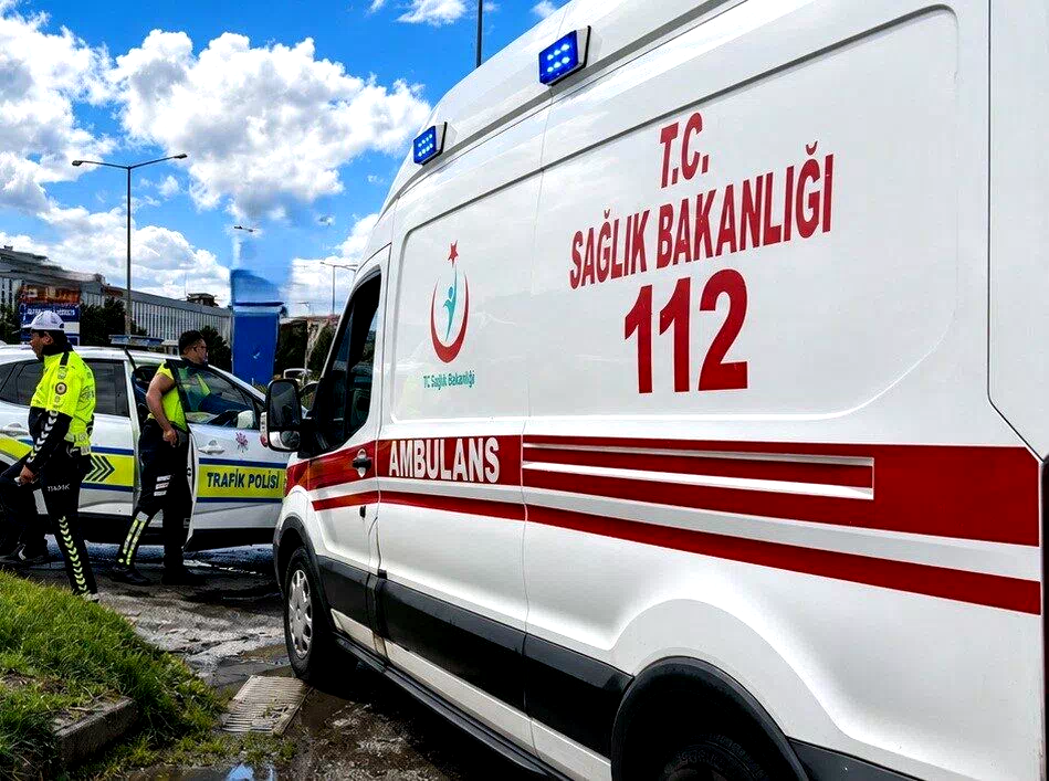 Erzincan-Erzurum karayolunda minibüs devrildi, 15 kişi yaralandı