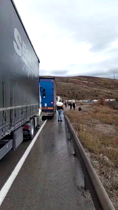 Erzincan-Erzurum yolunda yağış nedeniyle kontrolden çıkan tırlar çarpıştı, ulaşım durdu