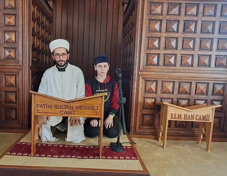 Erzincan Fatih Sultan Mehmet Han Camii’nde Baba-Oğul Hafızlar Mukabele Okuyor.