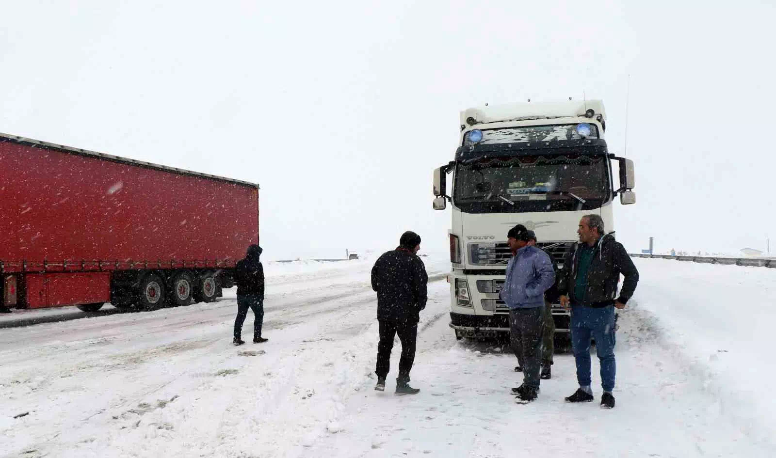Erzincan-Gümüşhane kara yolunda Ahmediye Geçidi’nde yapılan kar mücadelesi nedeniyle Yanlızbağ kesiminde ağır tonajlı araçların geçişine izin verilmiyor.