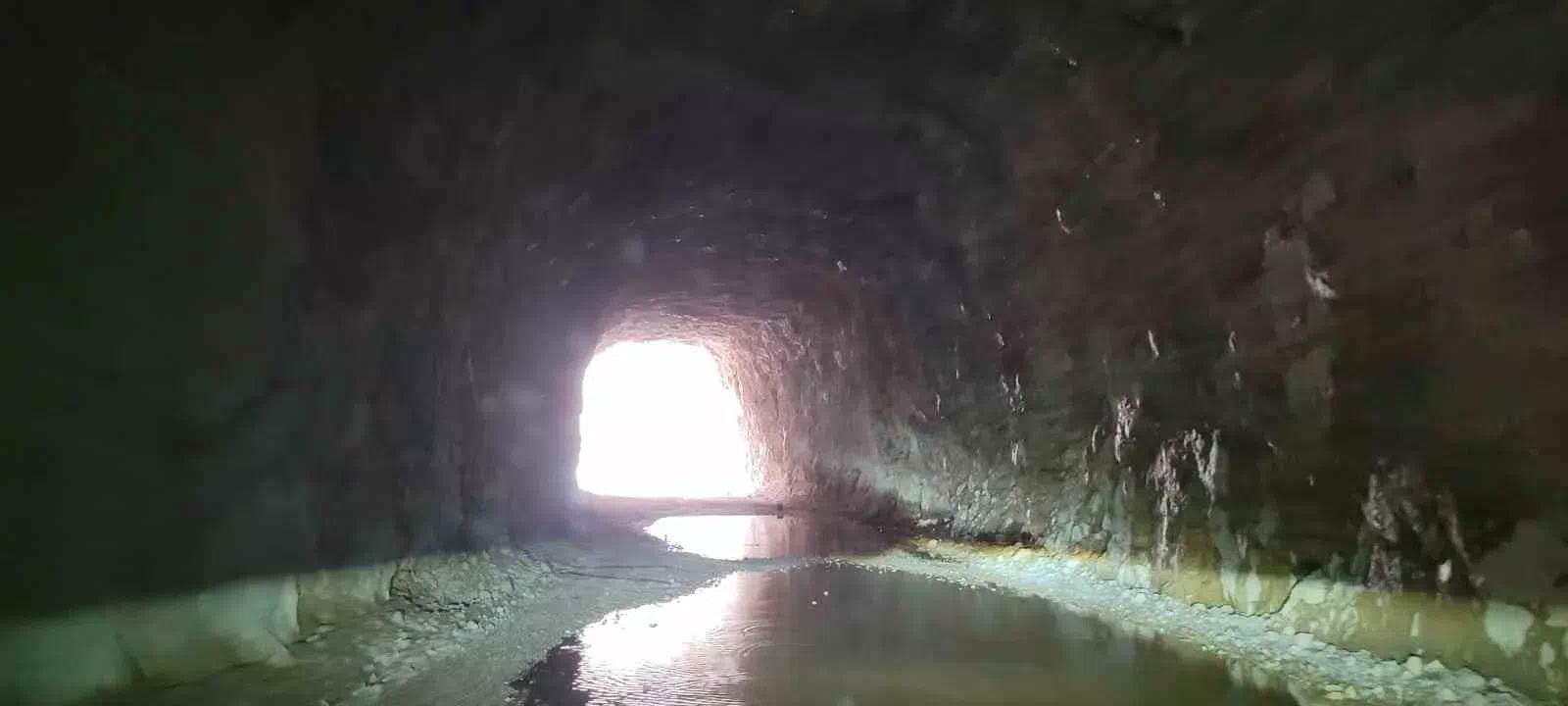 Erzincan’ın Kemaliye ilçesinde yapılan 132 yıllık taş yol yağmur sularıyla dolarken sürücüler zor anlar yaşadı.