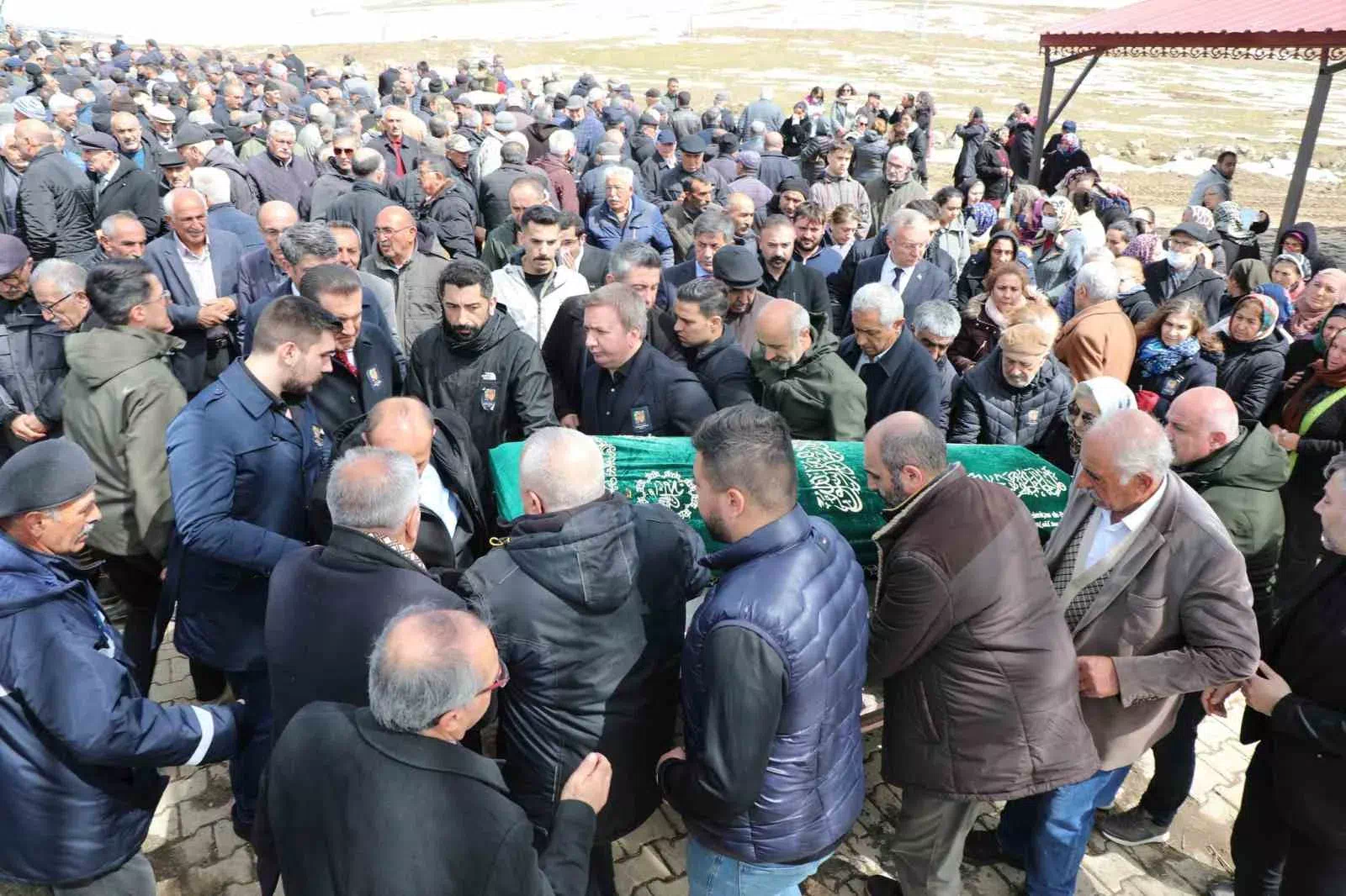 ERZİNCAN’IN REFAHİYE İLÇESİNDE CEMEVİ DEDESİ HASAN EROĞLU’NU VALİ AYDOĞDU SON YOLCULUĞUNA UĞURLADI.