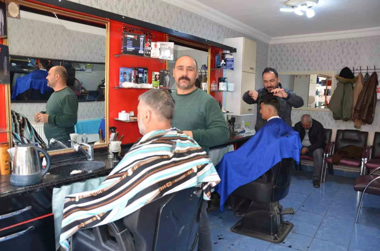 Erzincan’ın Tercan ilçesinde bayram öncesi kuaför ve berberlerde yoğunluk var.