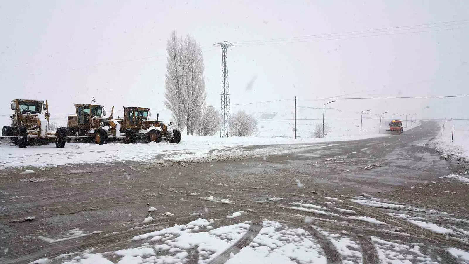 Erzincan’ın yüksek kesimlerinde kar yağışı aralıklı sürüyor