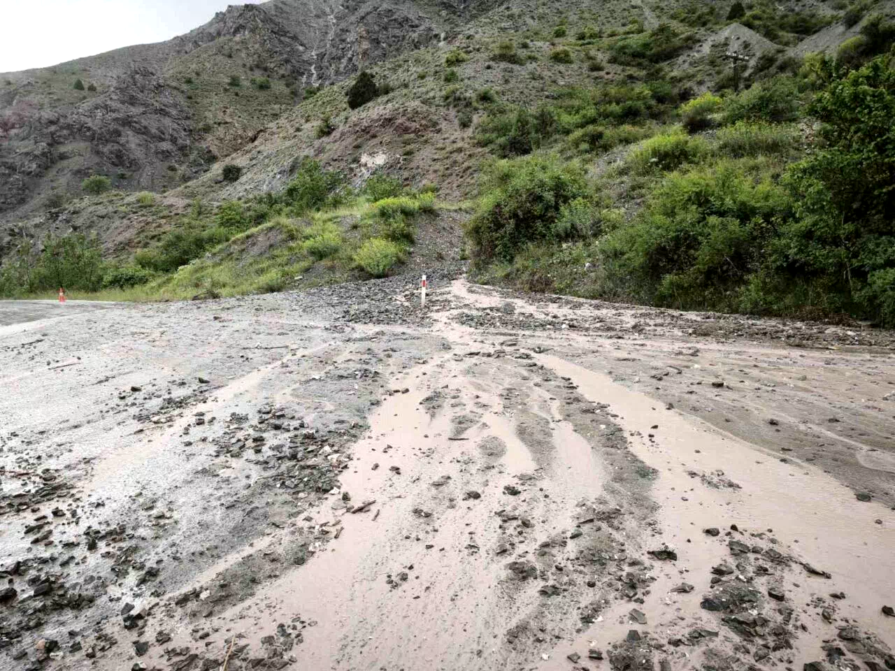 Erzincan-Kemah yolunda heyelan