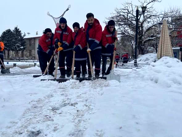 Erzincan kent merkezinde karla mücadele çalışmaları sürüyor
