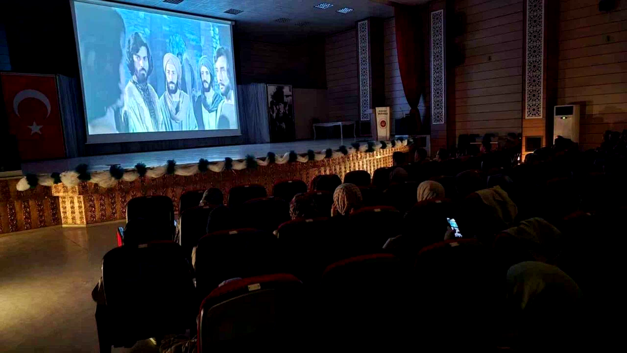 Erzincan Müftülüğünden gençlere manevi sinema etkinliği