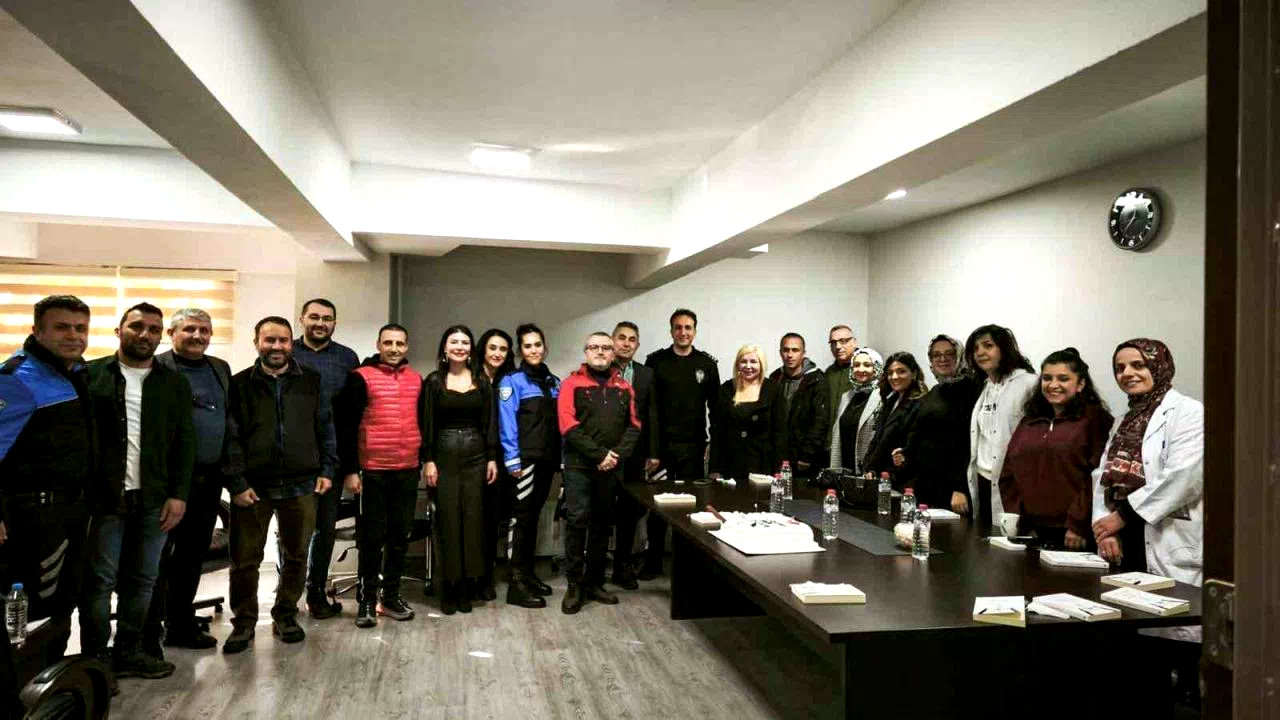 Erzincan polisinden öğretmenlere ’Öğretmenler Günü’ sürprizi