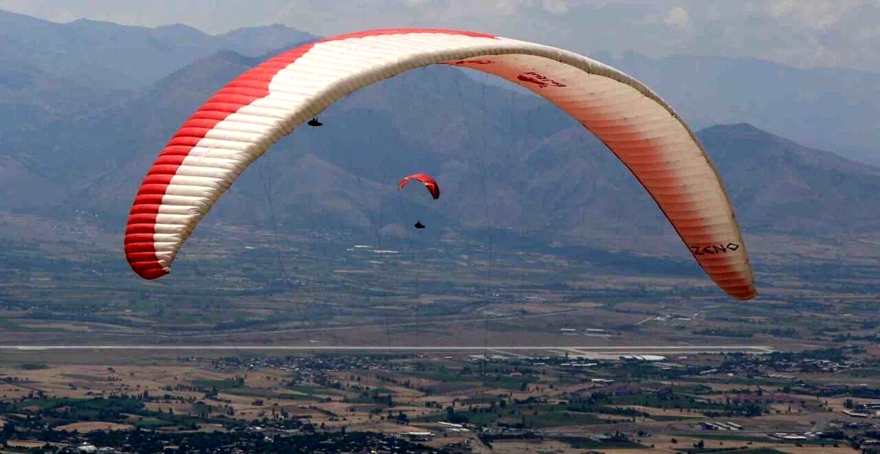 Erzincan semalarında unutulmaz evlilik teklifi: Paraşütle sürpriz!
