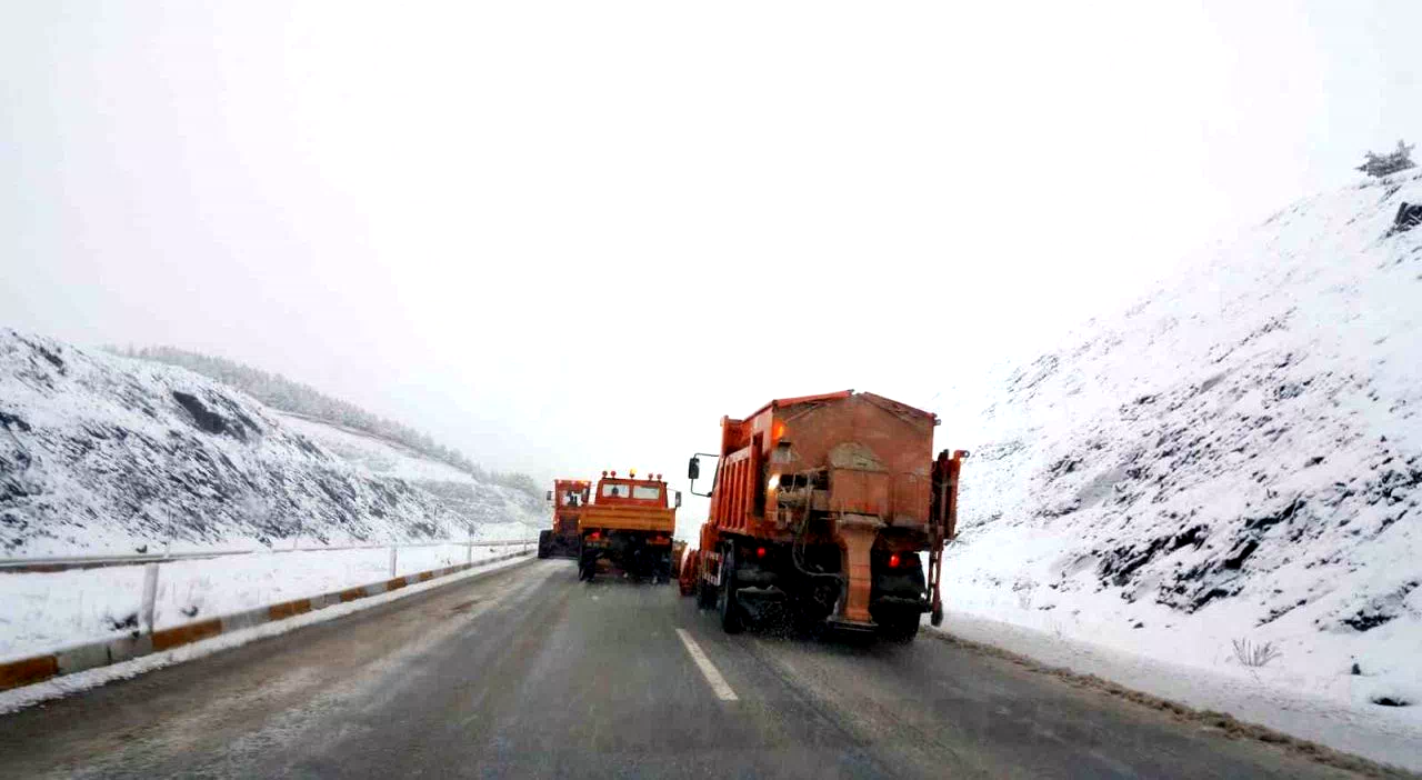 Erzincan-Sivas ve Gümüşhane yolunda kar çilesi