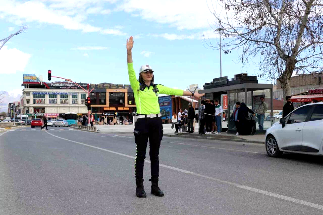 Erzincan trafiğine kadın eli değdi