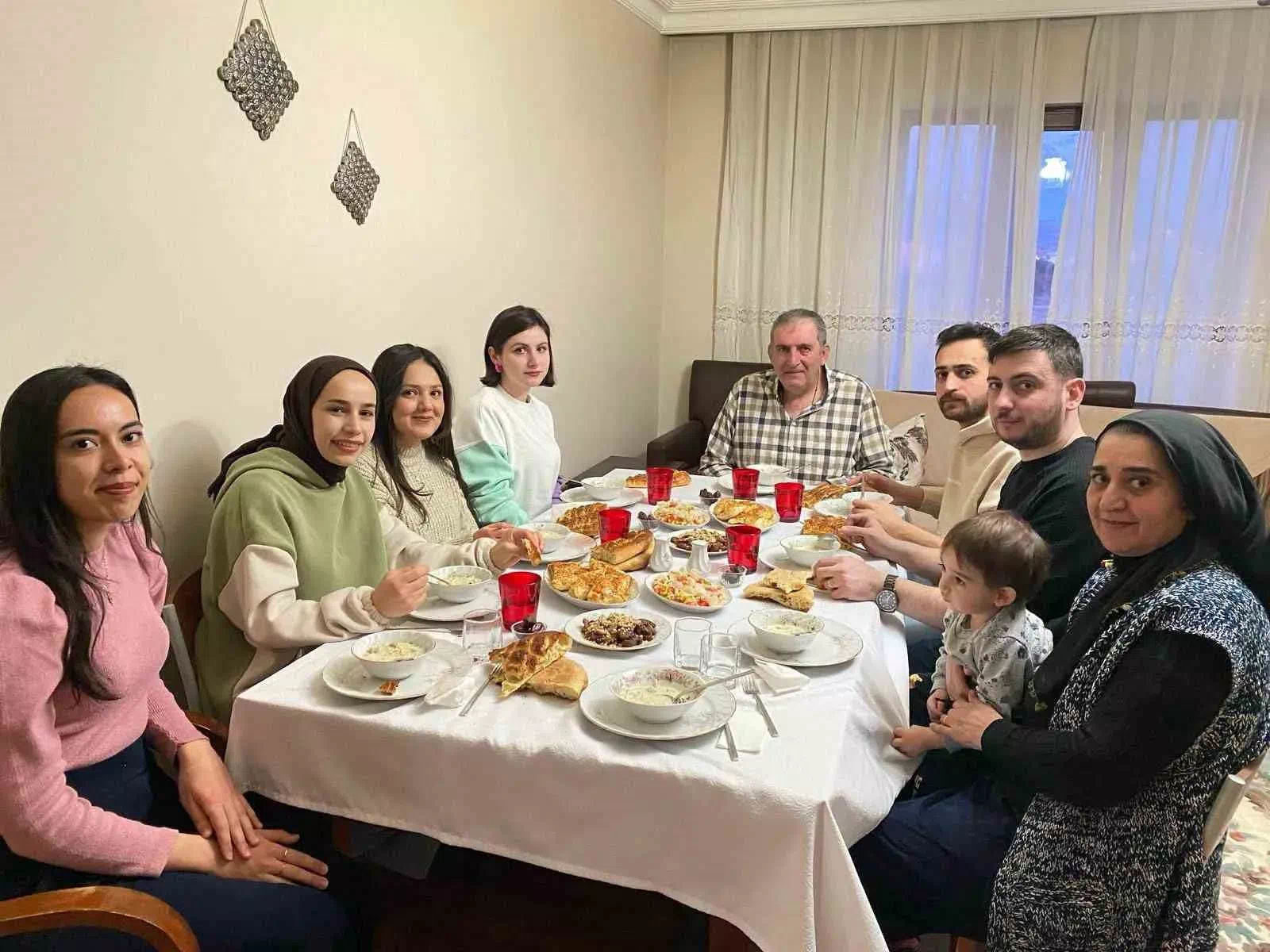 ERZİNCAN ÜNİVERSİTE ÖĞRENCİLERİ RAMAZAN’DA GURBETTE SICAK BİR AİLEYLE BULUŞUYOR.