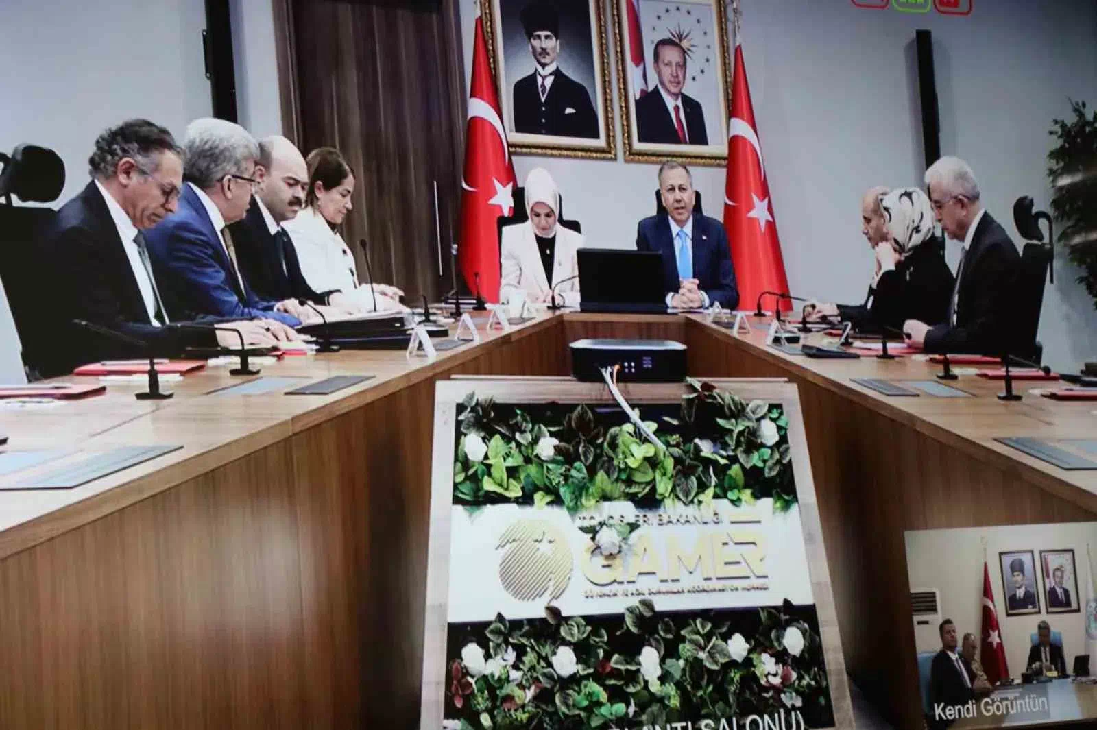 Erzincan Valisi Hamza Aydoğdu, Bakanlar Ali Yerlikaya ve Mahinur Özdemir Göktaş’ın ev sahipliğinde gerçekleştirilen “2025 Aile Yılı” toplantısına katıldı.