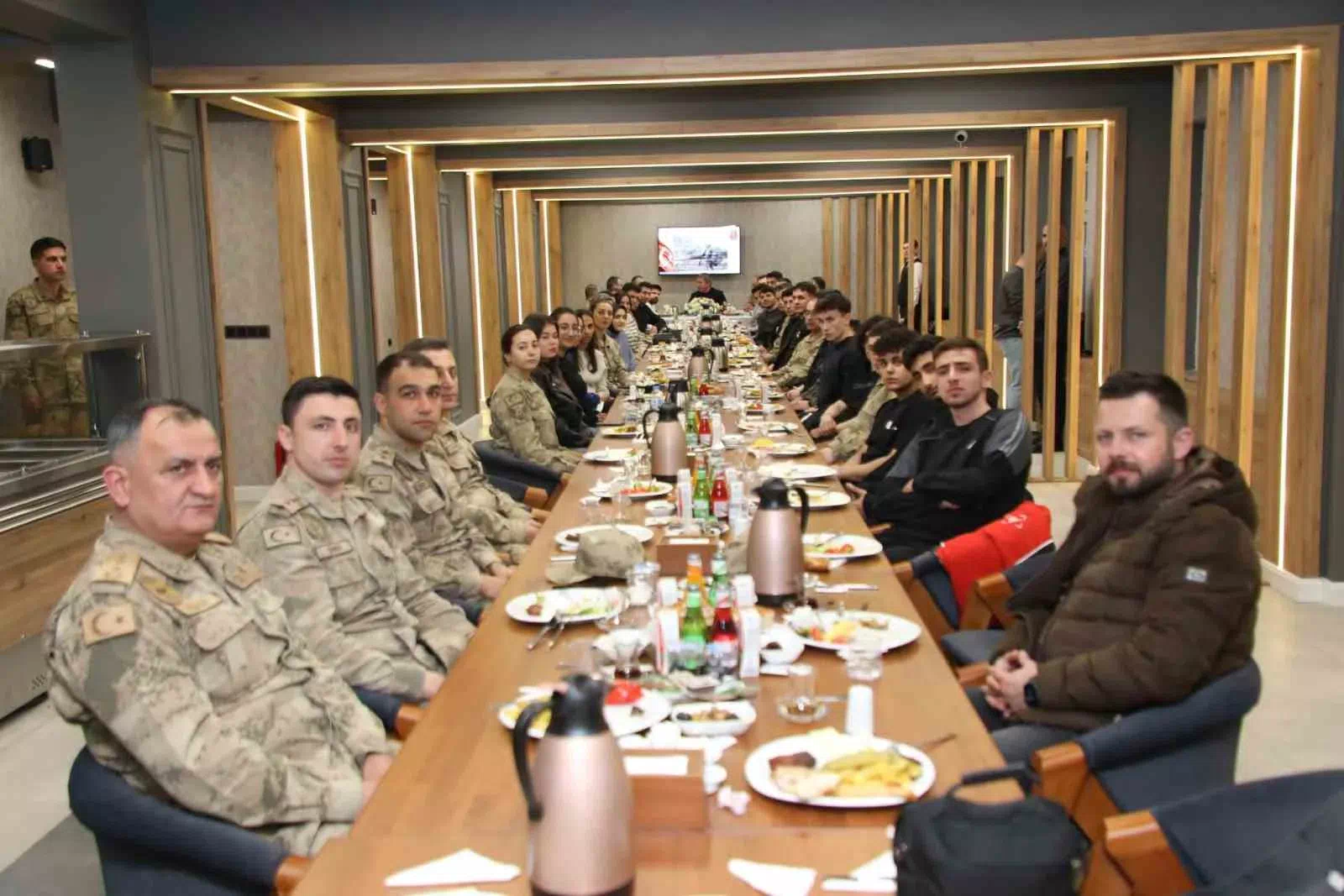 Erzincan Valisi ve İl Jandarma Komutanlığından Mehmetçik’le Sahur Yaptı.