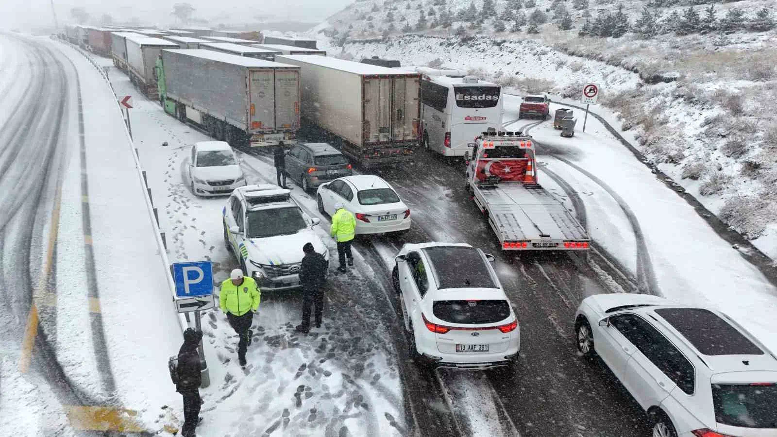 ERZİNCAN VE ÇEVRESİNDEKİ KAR YAĞIŞI ULAŞIMI OLUMSUZ ETKİLİYOR.