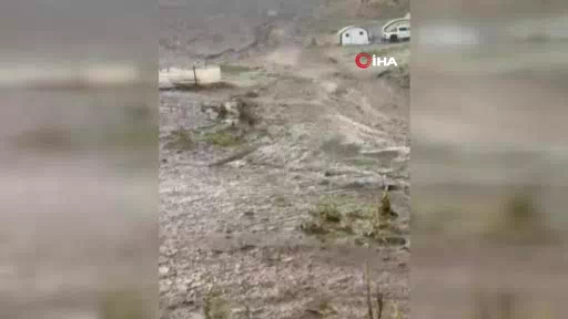 Erzincan yaylalarında çadırları sel suları bastı