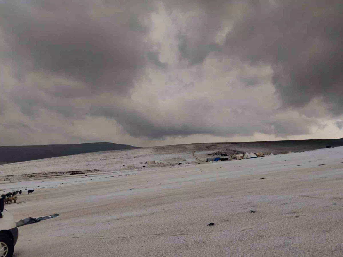 Erzincan yaylalarında dolu yağışı kar gibi araziyi beyaza bürüdü
