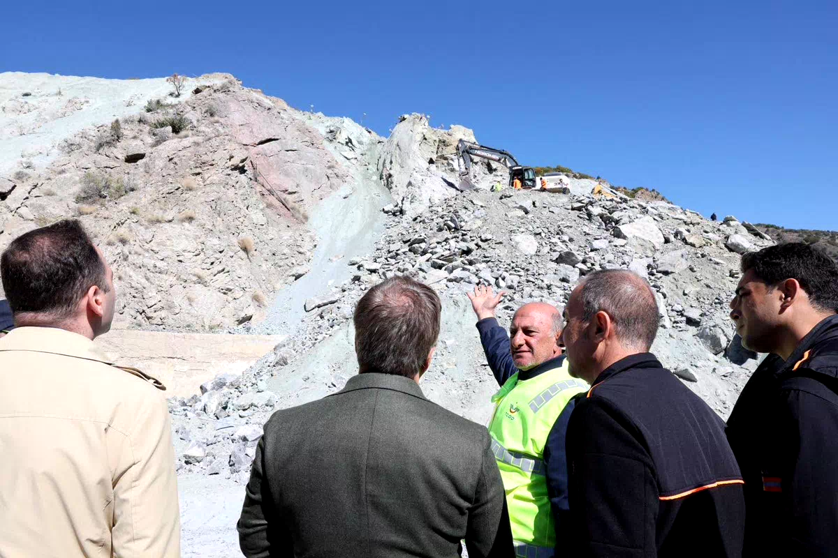 Erzincan’da heyelan nedeniyle demir yolu ve kara yolunda yürütülen çalışmalar incelendi