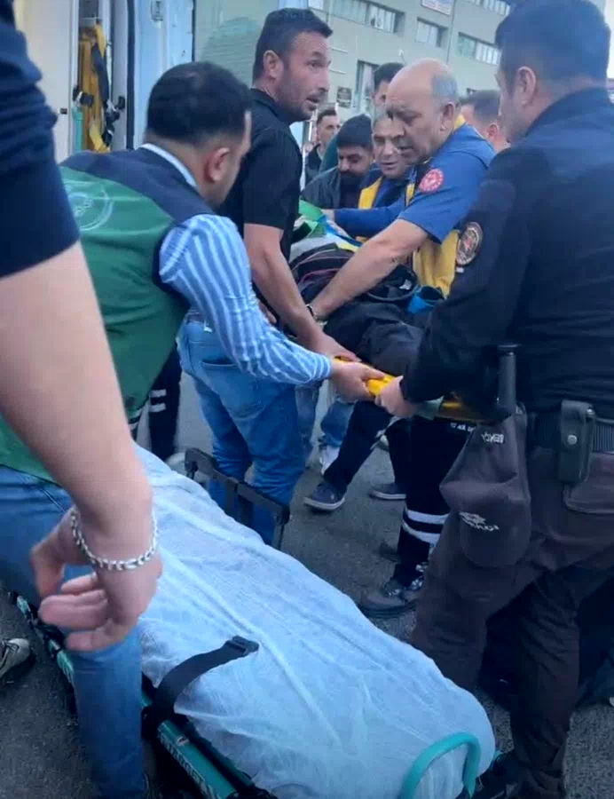 Erzincan’da motosiklet yayaya çarpma anı güvenlik kamerasına yansıdı: 2 ağır yaralı