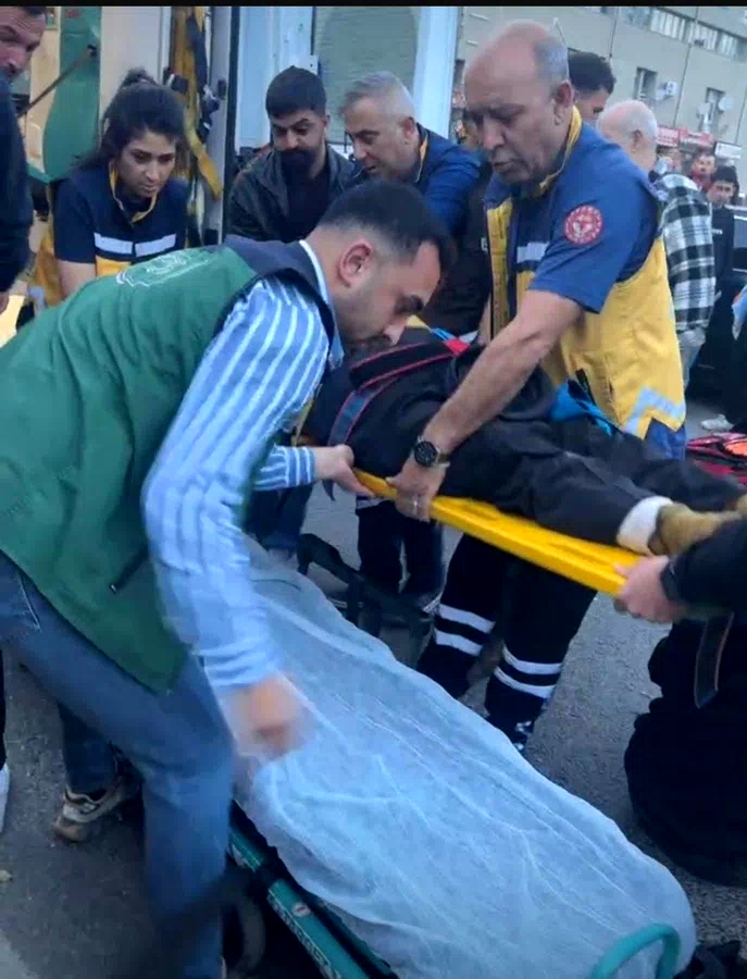 Erzincan’da motosiklet yayaya çarpma anı güvenlik kamerasına yansıdı: 2 ağır yaralı