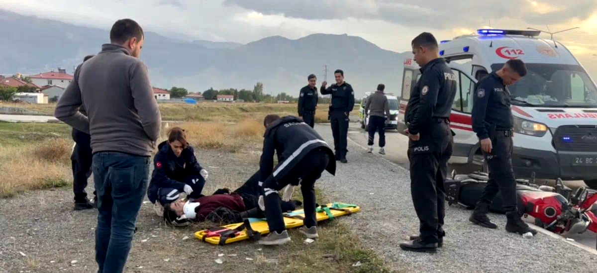 Erzincan’da motosikletle savrulan sürücü yaralandı
